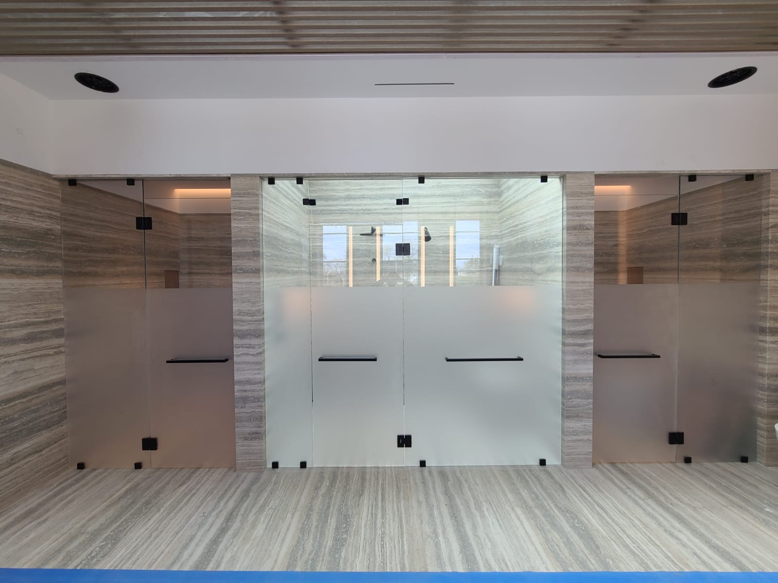 Frameless shower installation